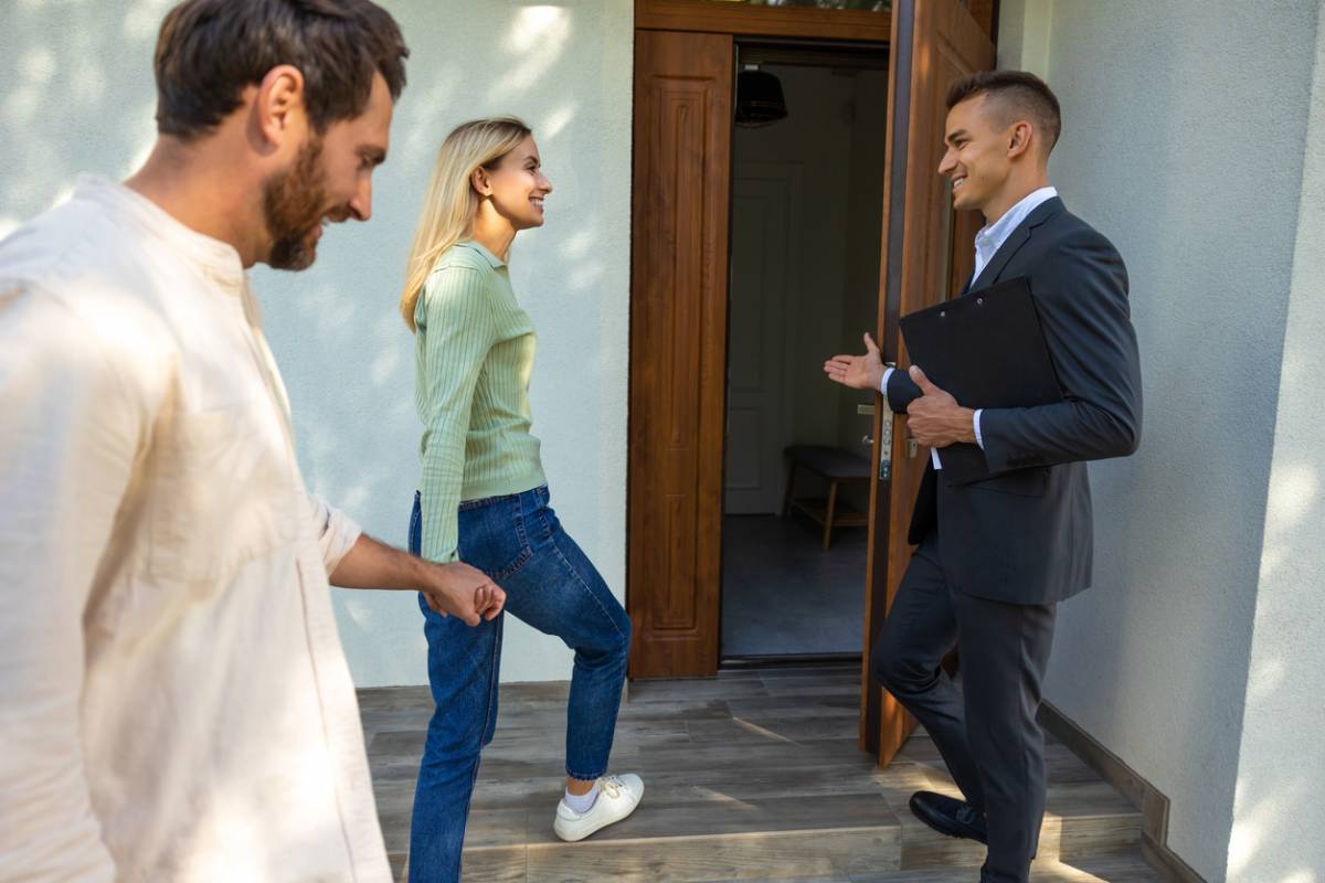 Un couple analyse ses finances à domicile pour effectuer un calcul de sa capacité d'emprunt avant de visiter des biens.