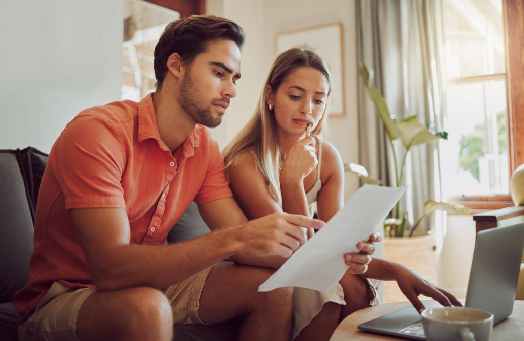 Un agent immobilier accueille un couple pour leur première visite après qu'ils ont simulé leur capacité d'emprunt.